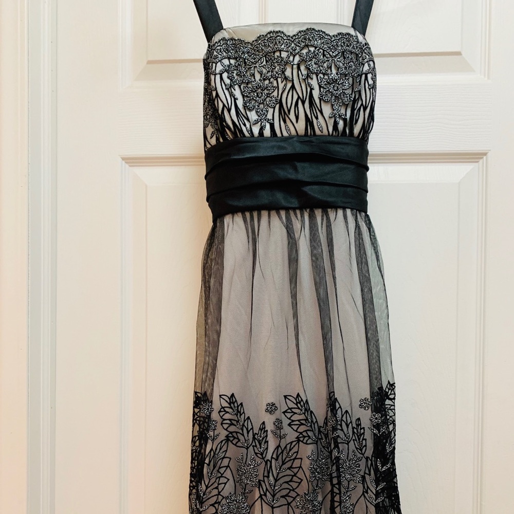 Black Dress With Flower Lace Patterns!